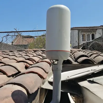 Antena 4G instalada en un techo de tejas