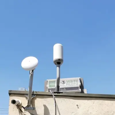 Dos antenas instaladas en un mismo techo
