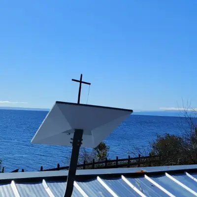 Antena satelital instalada frente al mar