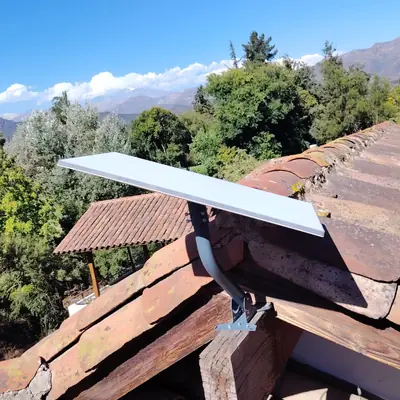 Antena satelital instalada en un techo